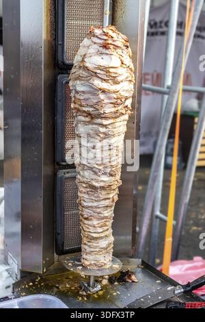 Gegrilltes Hühnerkebab oder Shawarma ist eines der beliebtesten Schnellgerichte. Kochen im Freien Stockfoto