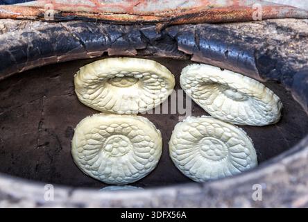 Traditionelle usbekische Fladenbrot backen in der tandir Backofen Stockfoto