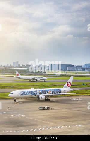 Japanisches JAL-boeing-Flugzeug mit einem riesigen Aufkleber der Fußballnationalmannschaft Samurai Blue 2018 für die Fußball-Weltmeisterschaft im Tokio Narita Internat verziert Stockfoto