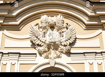 Sankt Petersburg, Russland - 9. August 2017: Doppelköpfiger russischen Adler auf der Fassade des Konstantinovsky Palast in Strelna Stockfoto