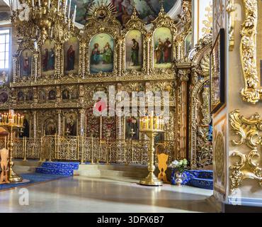 Kasan, Russland - 11. Juni 2018: Orthodoxe Ikonostase in der Kathedrale Unserer Lieben Frau von Georgia im Kloster Raifa Bogoroditsky Stockfoto