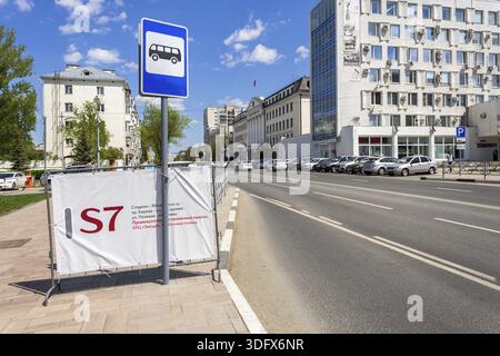 Samara, Russland - 15. Mai 2018: Bushaltestelle mit Schild an der Straße im Sommer Tag, öffentliche Verkehrsmittel Stockfoto