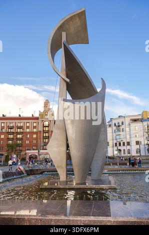 Samara, Russland - 19. Mai 2018: Architektonische Komposition und Brunnen in der Stadt Damm im sonnigen Sommertag Stockfoto