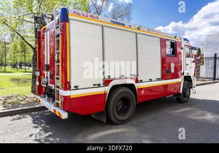 Samara, Russland - Mai 9, 2018: Red Fire Truck EMERCOM Russlands und Rettungsfahrzeug auf der Straße im Sommer Tag geparkt Stockfoto