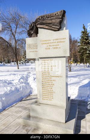 Samara, Russland - 9. März 2018: Denkmal für die Samarans - Teilnehmer des Bürgerkriegs in Spanien 1936-1939. Text in Russisch: Samarans - Teilnehmer Stockfoto