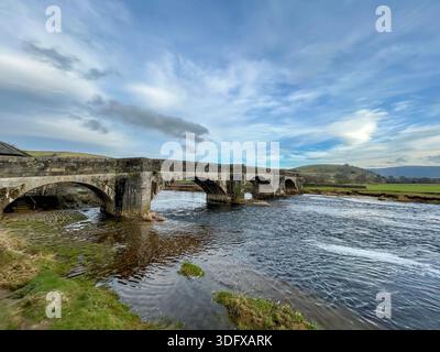 14. Januar Burnsall Yorkshire dales : Blue Skys kalter Tag in den Yorkshire dales idealer Winterradtag. Clifford Norton Alamy Live News Stockfoto