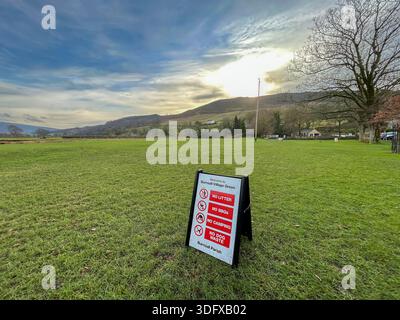 14. Januar Burnsall Yorkshire dales : Blue Skys kalter Tag in den Yorkshire dales idealer Winterradtag. Clifford Norton Alamy Live News Stockfoto