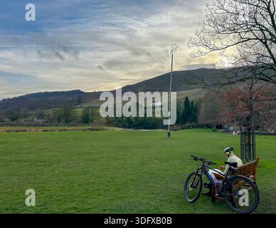 14. Januar Burnsall Yorkshire dales : Blue Skys kalter Tag in den Yorkshire dales idealer Winterradtag. Clifford Norton Alamy Live News Stockfoto