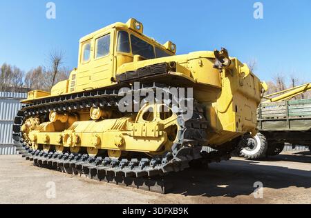 Schwere gelbe Planierraupe. Nahaufnahme des alten caterpillar-Traktors Stockfoto