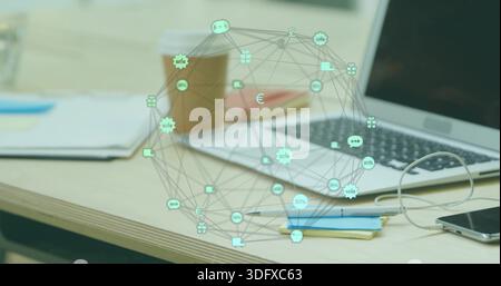Mit aufgeräumtem Arbeitsbereich auf hellem Holzschreibtisch mit holografischer Überlagerung des silbernen Laptoptelefons Stockfoto