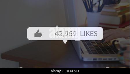 Schreib Hände mit Ringen auf einem offenen Laptop am Holztisch, Pop-up mit 42.969 LIKES, Kopierraum Stockfoto
