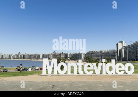 MONTEVIDEO, URUGUAY - 25. Dezember 2015: Wahrzeichen Ort am pocitos Strand, in dem die montevideo Briefe, ein Ort für Touristen zu nehmen Souve befindet Stockfoto