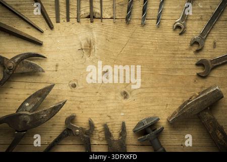 Alte alte Retro-Vintage-Werkzeuge auf Holztisch Stockfoto