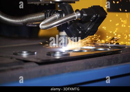 Industrielle cnc-Plasmaschneidemaschine mit Funken Stockfoto