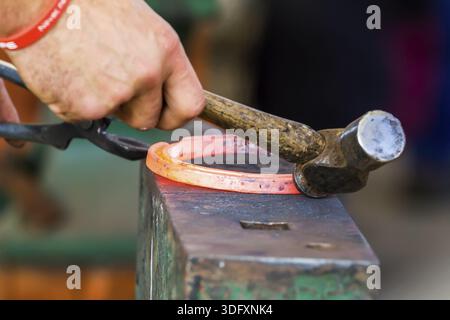 Schmied, so dass eine Hufeisen-Berkshire-UK Stockfoto
