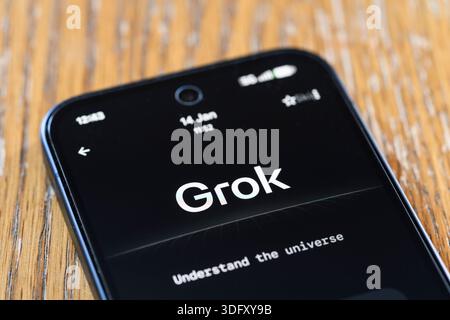 Grok App mit der Nachricht „Verstehen Sie das Universum“ auf einem Smartphone-Bildschirm. X AI-Tool Grok wurde verwendet, um Bilder zu bearbeiten und unanständige Bilder zu erzeugen Stockfoto