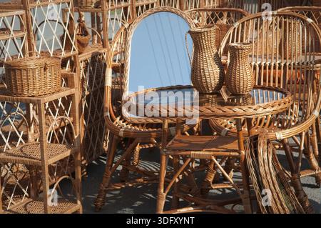 Handgefertigte Korbmöbel zum Verkauf auf der lokalen Handwerksmesse in Wadowice, Polen Stockfoto