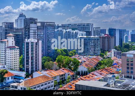 Skyline mit hoch aufragenden Bürogebäuden, Häusern und Wolkenkratzern mit Wohnungen und Wohnungen in der Stadt Singapur, Südostasien Stockfoto