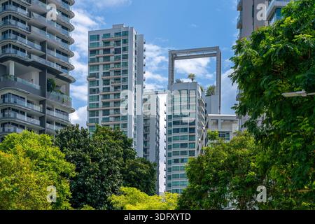 Skyline mit Wohnhochhäusern und Wolkenkratzern mit Wohnungen und Wohnungen in der Stadt Singapur, Südostasien Stockfoto