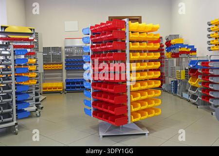 Universelle Aufbewahrungsregale mit Kunststoffbehältern und -Boxen buntes Rack Stockfoto