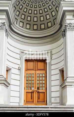 Eingang der Nationalgalerie von Georgien, auch bekannt als Tbilisi Art Gallery, Shota Rustaveli Avenue, Tiflis, Georgien. Gebäude der National Gallery. Stockfoto