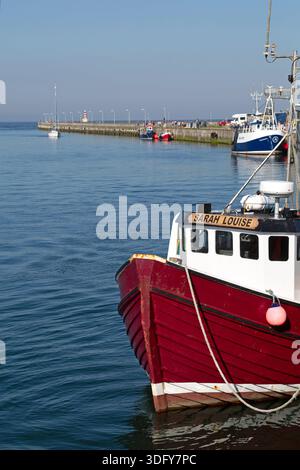 Fischerboote liegen im Hafen von Amble in Northumberland, England. Das Schiff liegt am Ufer des Flusses Coquet. Stockfoto