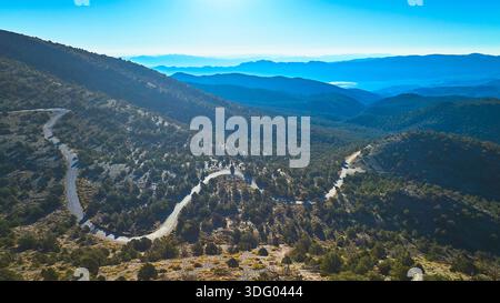 Die windende Mountain Road White Mountain Forest und die weit entfernten California Ranges Stockfoto