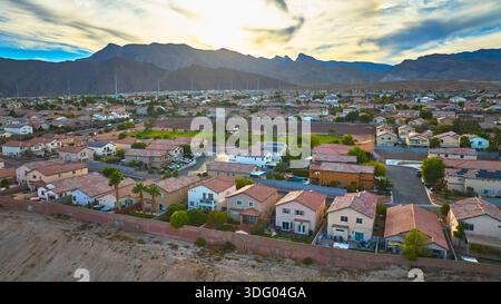 Wohnviertel aus der Luft in Las Vegas mit Spring Mountain-Kulisse Stockfoto