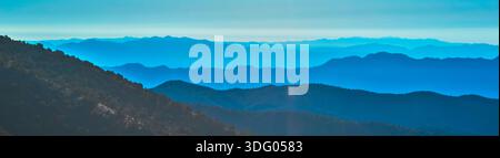Luftpanorama Blue Layered White Mountain Ridge mit Bristlecone Pines Stockfoto