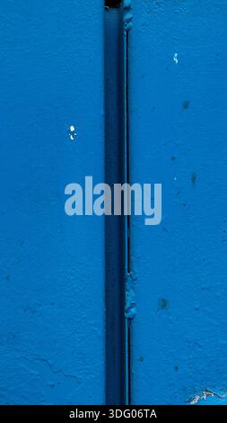 Strukturierte Wand in leuchtendem Blau mit Nahtdetail Stockfoto