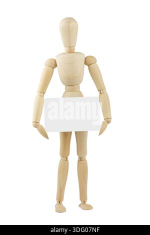 Eine Holzpuppe hält eine leere Karte in den Händen isoliert auf weiß Stockfoto