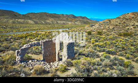 Aerial verlassene Steingebäude Wüstenlandschaft und Road California Stockfoto