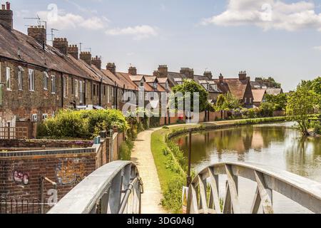 Reihenhäuser auf dem Kanal, Oxford, Großbritannien Stockfoto