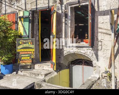 Ruine Rock Cafe Eingang Dominica West Indies Stockfoto