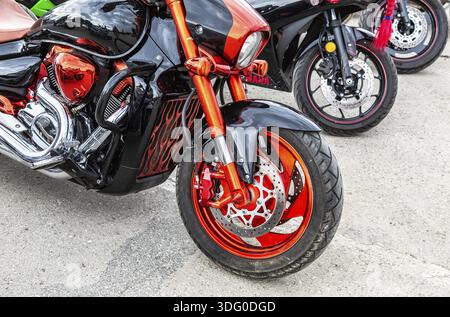 Samara, Russland - 18. Mai 2019: Vorderrad von Sport Motorrad. Bremsanlage eines Motorrads Stockfoto