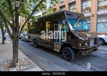 New York, New York/USA: 24. April 2025 – ein elektrischer USV-Lieferwagen fährt am 24. April 2025 in New York, New York, durch die Straßen von New York. Stockfoto
