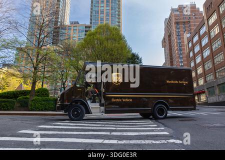 New York, New York/USA: 24. April 2025 – ein elektrischer USV-Lieferwagen fährt am 24. April 2025 in New York, New York, durch die Straßen von New York. Stockfoto