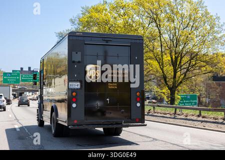 New York, New York/USA: 24. April 2025 - ein elektrischer USV-Lieferwagen fährt am 24. April 2025 in New York, New York, über einen City interstate Highway. Stockfoto