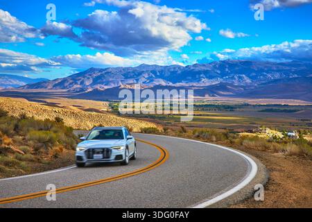 Mountain Road Car und Scenic Valley Landscape Eastern Sierra California Stockfoto