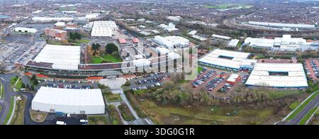 Drohnenansicht des Liverpool Innovation Park auf der Edge Lane; Wavertree Technology Park und Liverpool Shopping Park in der Ferne. Stockfoto
