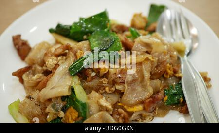 Auffüllen, gebratene Nudeln mit Hühnchen und Ei umrühren. Das Pad ist frittiert, und es ist Sojasauce. Traditionelles Essen in Thailand. Ursprung in China. Die Chinesen Stockfoto