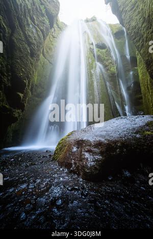 Unglaubliche Aussicht auf den Wasserfall Gljufrabu aus dem Inneren der Höhle. Island, Europa. Landschaftsfotografie Stockfoto