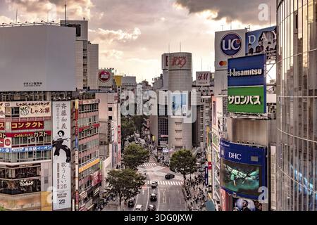 Aus der Vogelperspektive der Shibuya Crossing Intersection vor der Shibuya Station bei einem Sommersonnenuntergang, Shibuya-Ku, Japan Stockfoto