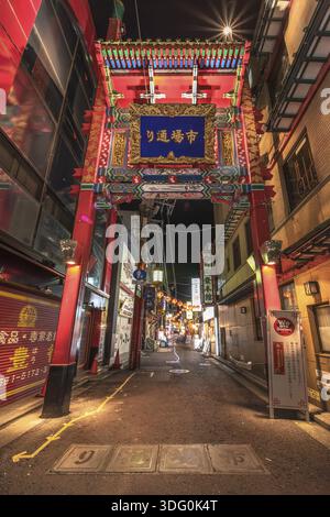 Große rote chinesische Portal Market Street von Chinatown in der Yokohama china Town in Japan, Yokohama City, Japan Stockfoto