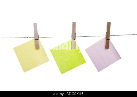 Leeres Papierkarten hängen Wäscheklammern Stockfoto