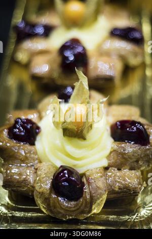 Frische, leckere süße Physalis und Kirschcreme Bäckerei Dessert Stockfoto