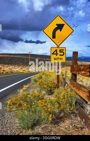 California Highway 120 Kurvenwarnschild und Geschwindigkeitsbegrenzung Straßenlandschaft Stockfoto