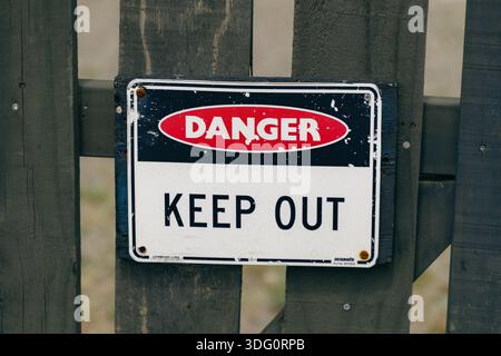 Gefahrenwarnschild „Verwittertes Warnschild“ Stockfoto