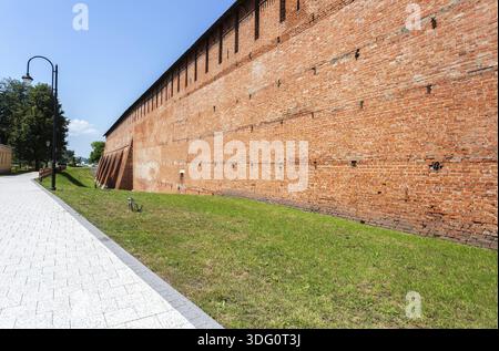 Rote Backsteinmauer des mittelalterlichen Kolomna Kreml. Russische Geschichte, Sehenswürdigkeiten und alte Architektur Stockfoto