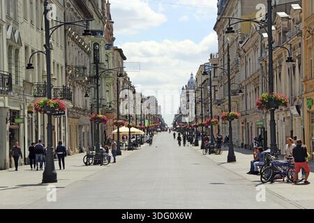Blick auf die Stadt Lodz. Straße der polnischen Stadt Lodz. Blick auf die Hauptstraße von Lodz. Zentrale Straße von Lodz Piotrkowska. Stadtbild. Stadtpanorama Stockfoto